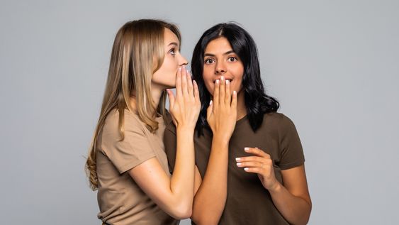 La especialista Nené Ramallo analiza algunas palabras de nuestro español utilizadas para hablar de la indiscreción. Entre ellas, chismear.