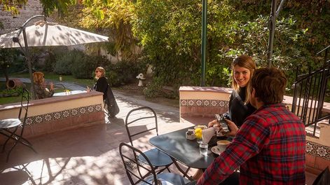Los Andes | Cada vez más cafés abren sus patios y ponen mesas a la aire libre pare evitar contagios de Covid-19. Foto: Ignacio Blanco / Los Andes