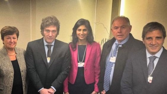Gita Gopinath, de saco rojo, junto a Javier Milei, Kristalina Georgieva y funcionarios, en Davos, en enero pasado. (Clarin)