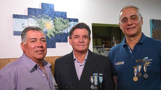 Osvaldo Selva (a la izquierda), Rodolfo Sevilla y Renato Ruíz, veteranos de Malvinas que viven en Mendoza. Tras volver de la guerra, Selva se fue del regimiento sin llevarse ni su DNI a trabajar como payaso en el circo familiar. No quería saber más nada, queríaa despejarme. Foto: Marcelo Rolland / Los Andes.