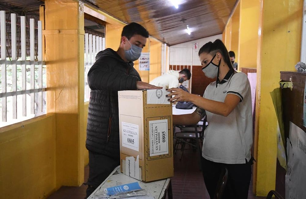En la escuela Leandro Alem de Guaymallen, comienzan a preparar el cuarto oscuro para las respectivas elecciones. Foto José Gutierrez / Los Andes