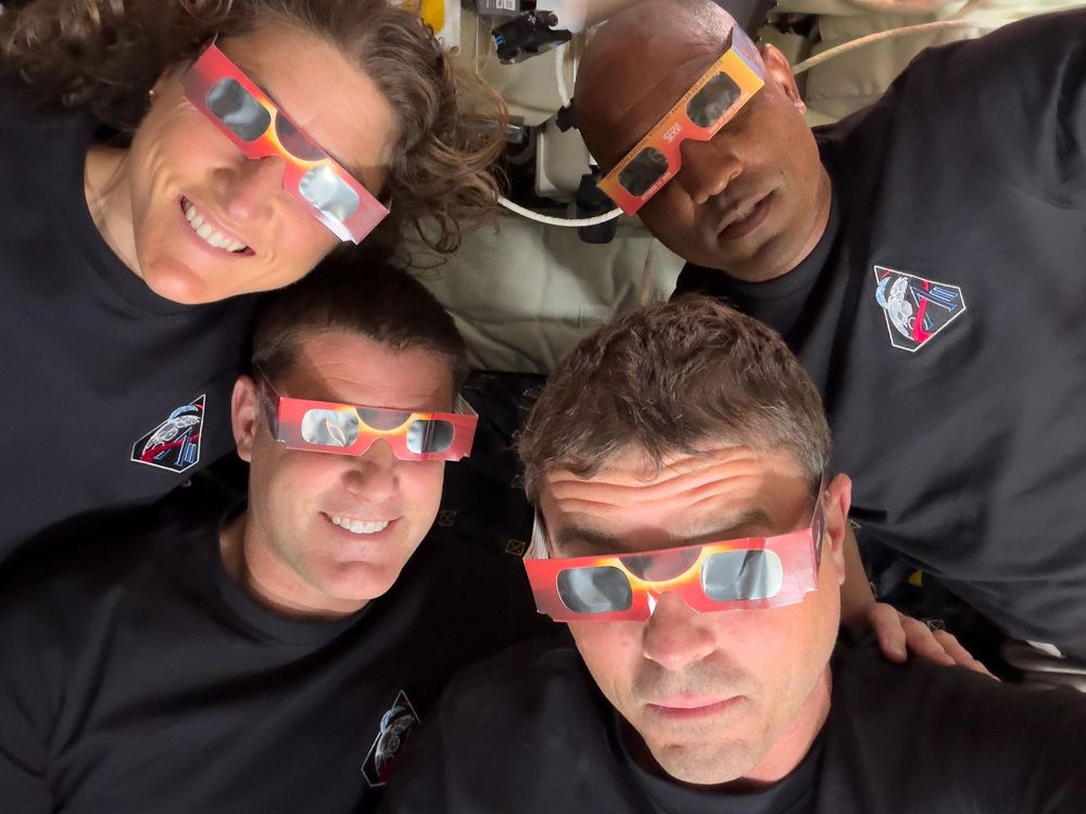 La misión Artemis II de la NASA estuvo tripulada por Reid Wiseman (comandante), Victor Glover (piloto), Christina Koch (especialista de misión) y Jeremy Hansen (especialista de misión de la CSA/Agencia Espacial Canadiense). 