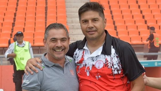 En la previa del partido, el entrenador de Huracán Las Heras, Alejandro Abaurre (derecha) estrechó un abrazo con el Toti Arias, DT del Chacarero. Foto: Orlando Pelichotti