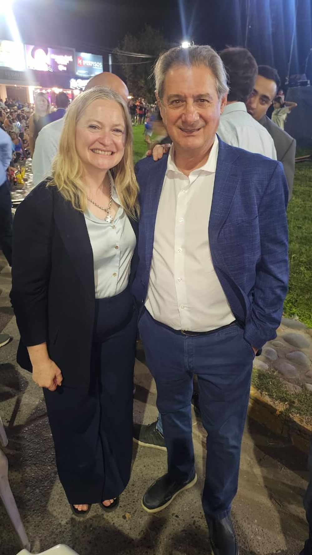 La vicegobernadora Hebe Casado junto al intendente Omar Félix, en la vuelta de la Reina Nacional de la Vendimia que representó a San Rafael.