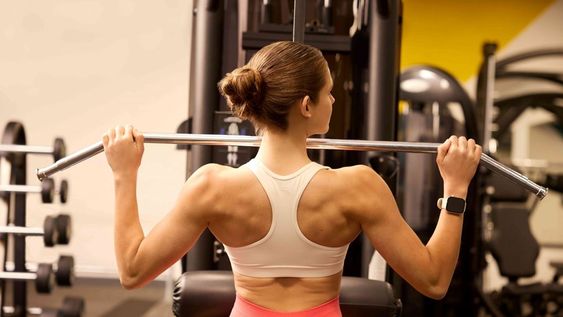 Flexiones, sentadillas, zancadas o remos con bandas pueden formar parte perfectamente de un programa de entrenamiento, según los investigadores.