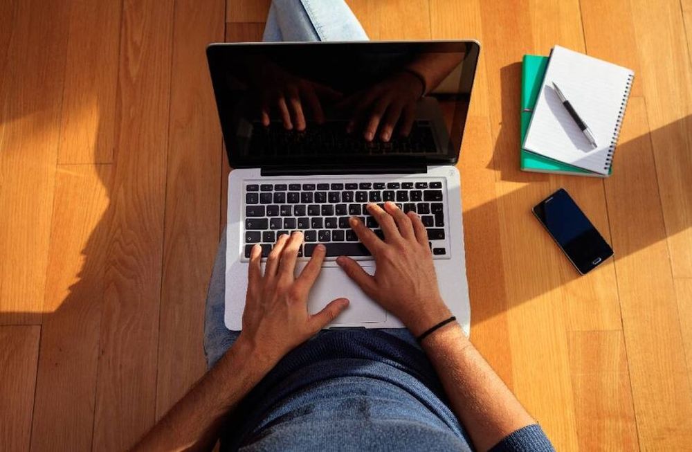 La aparente igualdad en una reunión virtual se pierde cuando los egos se ponen a competir