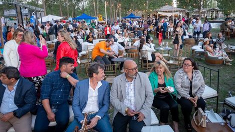 Los Andes | En los jardines de Casa Septem, el Sunset (que por la tarde estuvo amenazado por la lluvia y la llegada del viento zonda), reunió a más de 500 empresarios con invitados del ámbito político y de la gremial empresaria. Foto: Ignacio Blanco / Los Andes