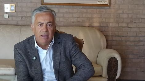 El gobernador, Alfredo Cornejo, durante su entrevista con Los Andes. El mandatario ratificó el acuerdo con La Libertad Avanza y advirtió que la UCR debe cambiar su estrategia política.