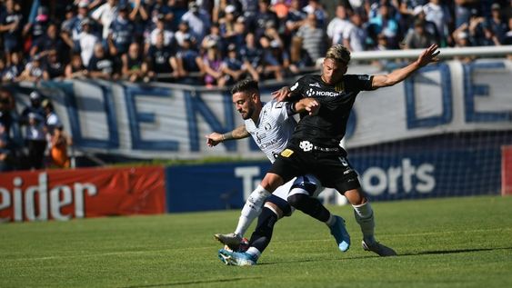 El defensor llegó a la quinta y se perderá el partido de vuelta en Isidro Casanova / José Gutiérrez.