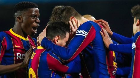 Messi y Piqué se abrazan después de ganarle al Sevilla y pasar a la final de la Copa del Rey.