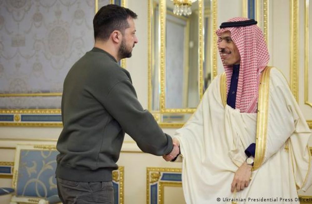 Volodimir Zelenski y Farhan bin Faisal, presidente de Ucrania y príncipe y ministro de exteriores de Arabia Saudita, respectivamente, en su encuentro en Kiev este domingo 26 de febrero de 2023.