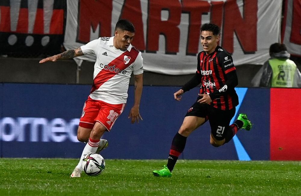 Juanfer Quintero clavó un gol Olímpico en La Rioja. Foto: @RiverPlate