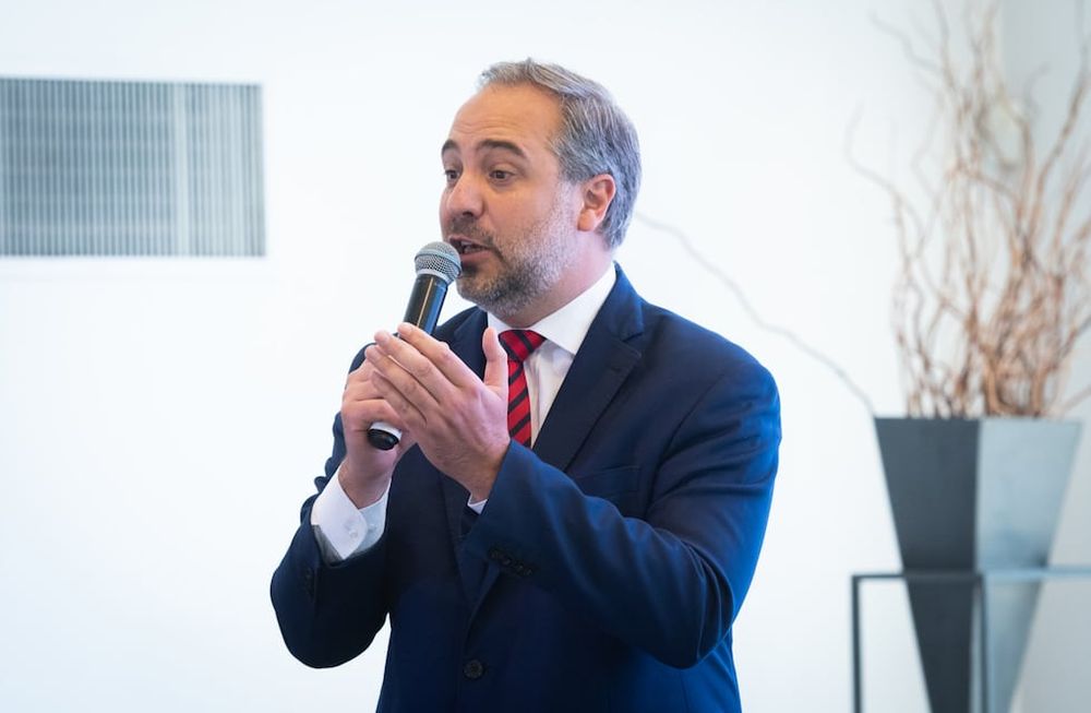 Matías Stevanato, intendente de Maipú, llamó a licitación para comprar pollos y baldes de helados para empleados municipales. Foto: Ignacio Blanco / Los Andes