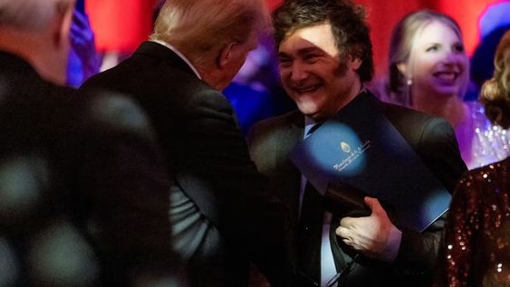 Javier Milei y Donald Trump durante una gala del America First Policy Institute en Mar-a-Lago, el jueves 14 de noviembre de 2024, Palm Beach, Florida. (AP)