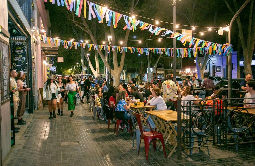 La medida busca mejorar la accesibilidad y la estética del paisaje urbano, impulsando un crecimiento armónico del sector gastronómico y turístico.