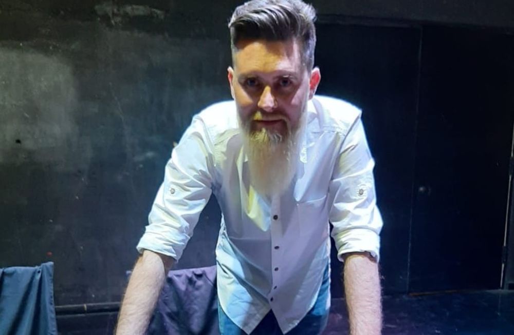 Efecto “Juego de Tronos” y “Los Anillos del Poder”: es mendocino, se animó a la literatura fantástica y ya publicó 3 libros. Foto: Facebook La Maldición del Guante