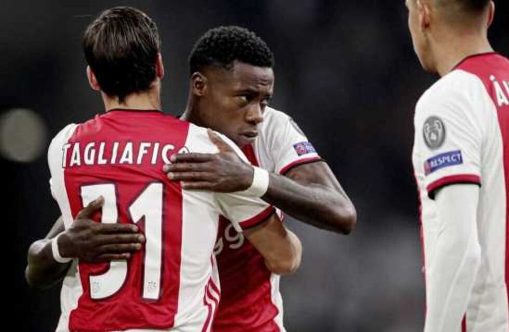 Primes abraza a Tagliafico en una de las conquista por el jugador de Países Bajos.