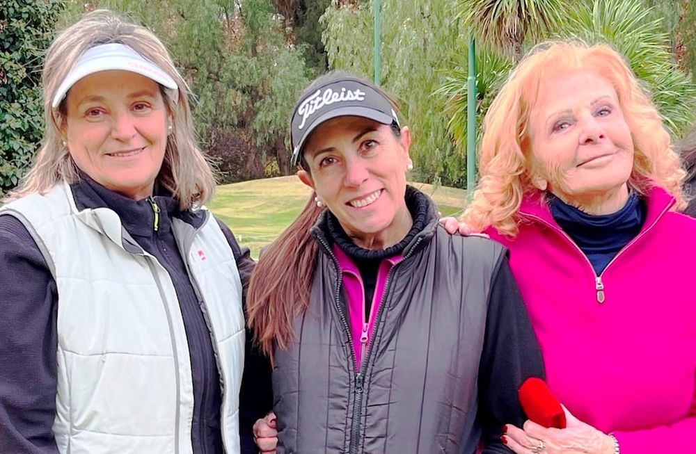 Carolina Cánepa (en el centro), ganadora en primera. / Gentileza.