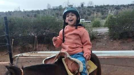 Tiene 7 años, sufrió una parálisis cerebral y su mamá lucha por un tratamiento que podría cambiarle la vida.