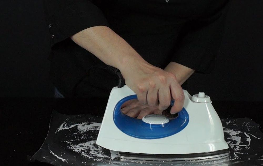 Estos elementos los tenemos en casa y ayudan a recuperar el brillo de la superficie y volver a planchar la ropa sin dejar marcas ni malos olores.