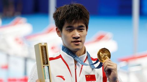 Los Andes | Paris (France), 31/07/2024.- Gold medallist Pan Zhanle of China poses for photos after the Men 100m Freestyle final of the Swimming competitions in the Paris 2024 Olympic Games, at the Paris La Defense Arena in Paris, France, 31 July 2024. (100 metros, Fr