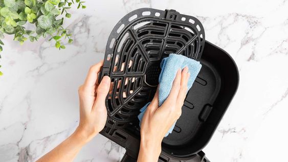 david miloshev, tecnico en electrodomesticos: limpia el exterior con un pano humedo despues de cada uso, una vez que el aparato se haya enfriado