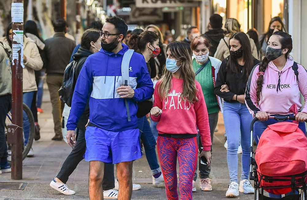 El uso de barbijo es uno de los principales cuidados para reducir contagios de Covid-19 - Mariana Villa / Los Andes