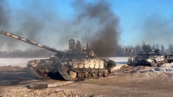 En esta foto tomada de un video proporcionado por el Servicio de Prensa del Ministerio de Defensa de Rusia el 15 de febrero, los tanques del ejército ruso regresan a su base permanente después de ejercicios. (AP)