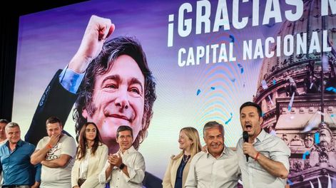 Fue exultante el festejo de Alfredo Cornejo y Luis Petri en el búnker del oficialismo. Foto: Daniel Caballero.