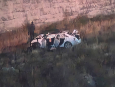 Un hombre murió tras perder el control de su auto y caer a un canal en Godoy Cruz.
