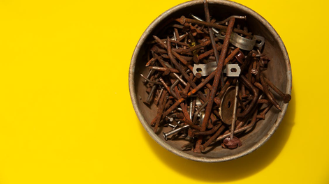 Reciclar los clavos viejos está de moda en todos los hogares: cómo lo podés hacer vos mismo