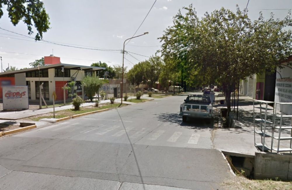 La víctima, un joven de 22 años probaba el vehículo de una clienta cuando fue interceptado por un sujeto que lo atacó ante la resistencia por parte del trabajador. Ahora está internado por una herida de arma blanca en el abdomen.