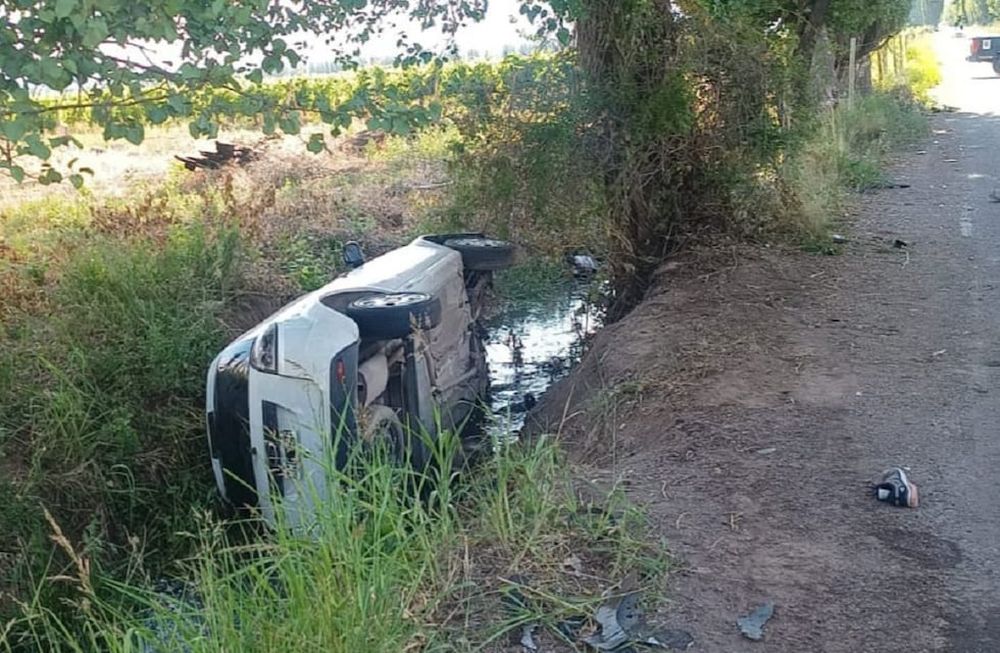 Una de las hermanas murió ahogada al caer a un canal en Luján. El auto con el que colisionaron también terminó en el cauce. | Foto: Ministerio de Seguridad