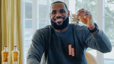 LeBron James, cuatro veces campeón de la NBA, renovó con los Lakers y va por más. / archivo