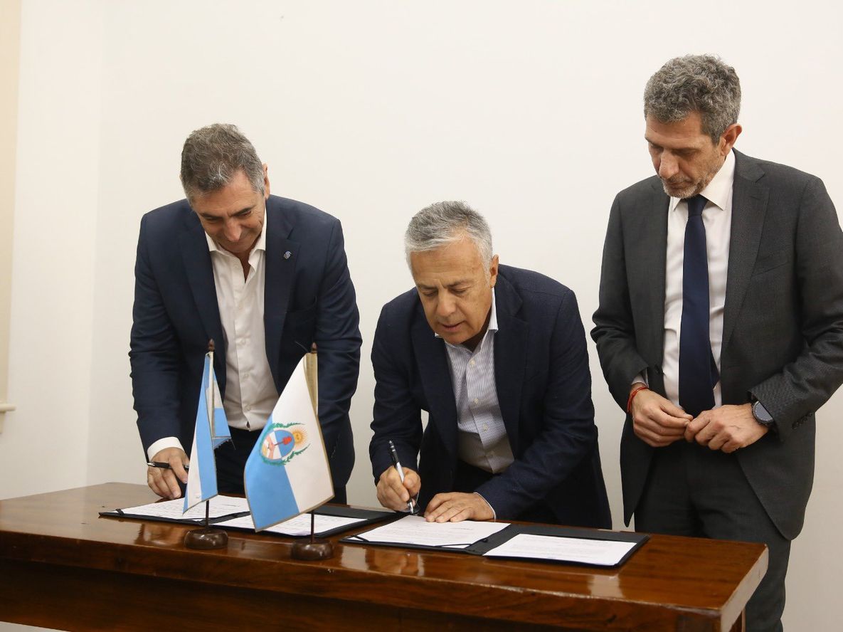 El gobernador Alfredo Cornejo firmó con el secretario de Transporte, el mendocino Luis Pierrini, y el titular de Vialidad Nacional, Marcelo Compoy.
