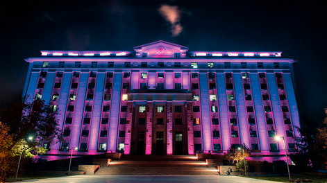 El decreto alcanza a agentes interinos, adscripciones, contratos temporarios y locaciones de servicios vigentes al cierre de 2025.