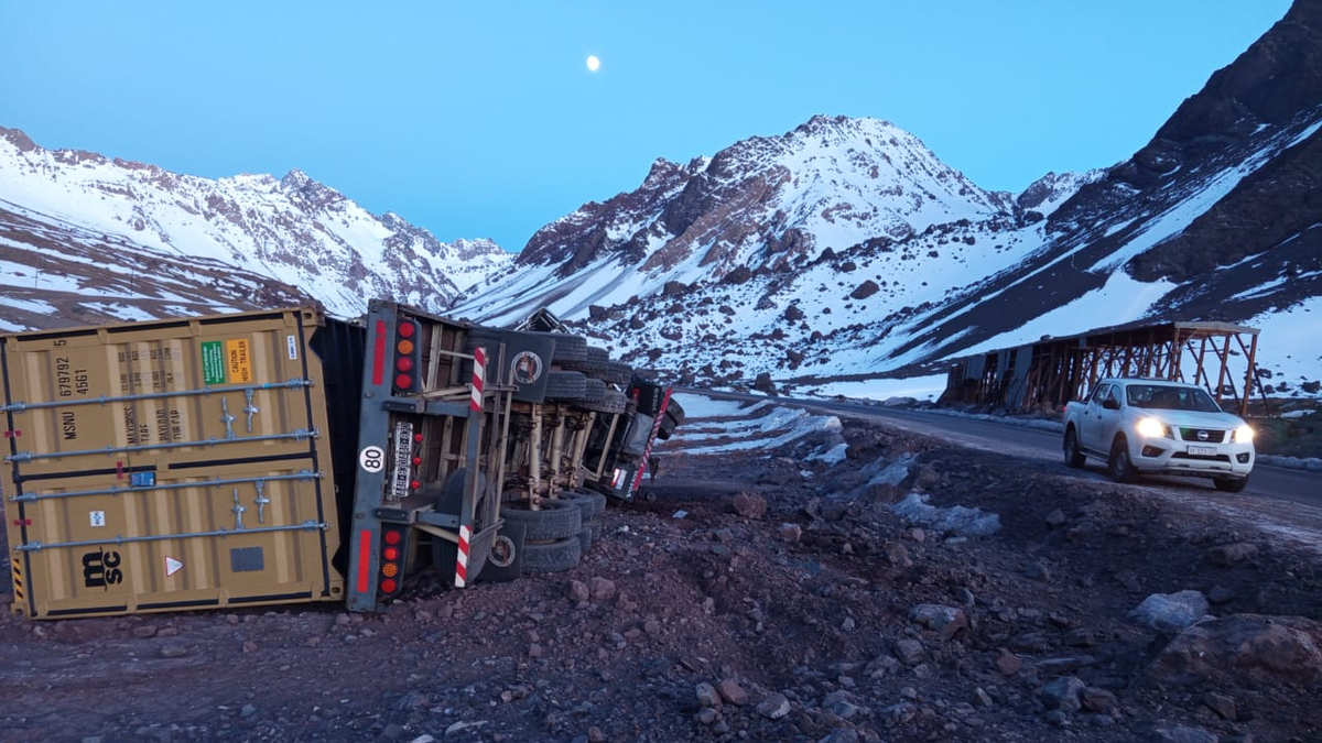 Volcó un camión en el falso túnel de Ruta 7 camino a Chile: no hay ...