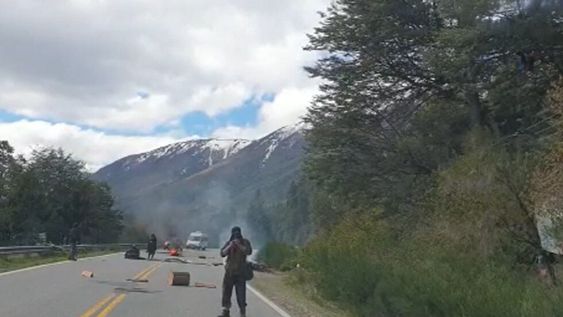 Un grupo pequeño de encapuchados cortó la ruta 40 en protesta por el desalojo de la policía en la propiedad de El Foyel. imagen Clarín.