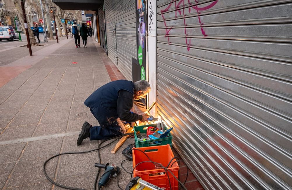 Presos del pánico: comerciantes del centro cerraron sus puertas por cadenas de WhatsApp sobre supuestos saqueosInvadidos por el temor y la paranoia, dueños y encargados de negocios y cadenas de electrodomésticos del centro mendocino bajaron sus persianas antes de las 13. Cadenas de WhatsApp habían alertado por posibles saqueos en el lugar, y desde el Gobierno indicaron que los mensajes son falsos.Foto: Ignacio Blanco / Los Andes