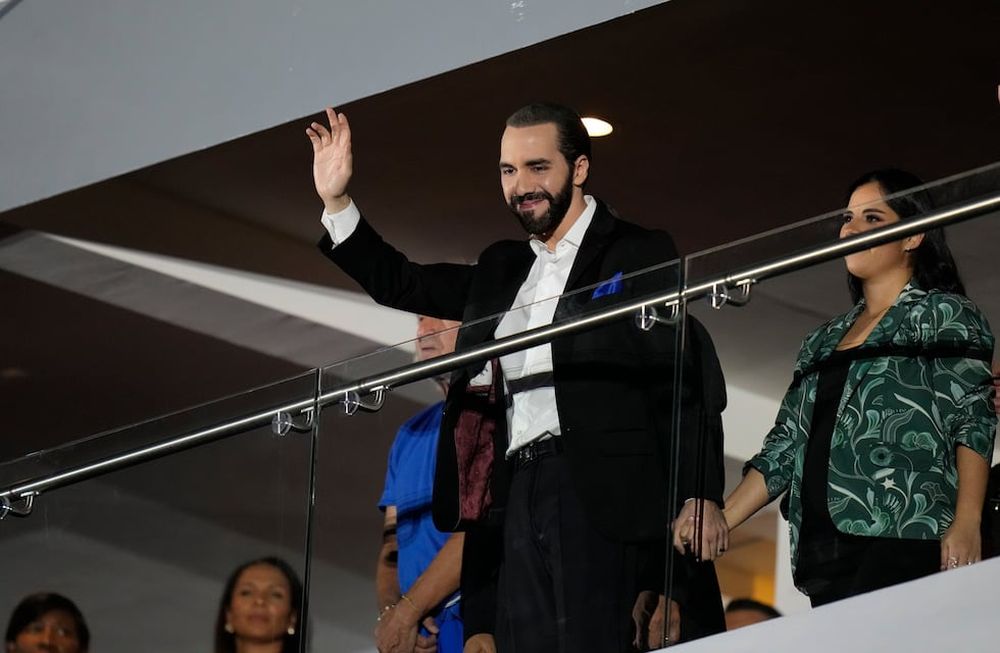 El presidente salvadoreño Nayib Bukele saluda durante la ceremonia inaugural de los Juegos Centroamericanos y del Caribe en San Salvador, el viernes 23 de junio de 2023. Su partido Nuevas Ideas anunció el lunes 26 de junio de 2023 que Bukele se inscribió como precandidato para participar en los comicios presidenciales de 2024, pese a que según abogados y opositores la constitución prohíbe la reelección. (AP Foto/Arnulfo Franco)