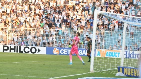 ¡Reventala!, Atlético Tucumán abrió la cuenta con un insólito gol en contra de Unsain