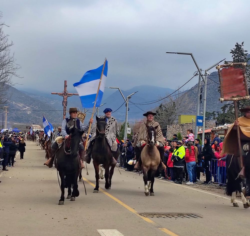 Agrupaciones gauchas participaron del desfile del 17 de agosto en Tunuyán.