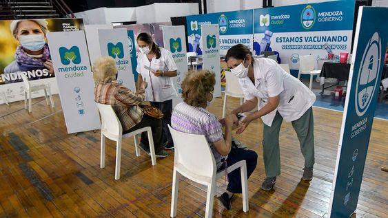 10 marzo 2022 Mendoza SociedadPlan Nacional de VacunaciónBajan lo pacientes que se vacunan en Vacunatorios de Campaña del Gran MendozaEn la foto, al medio día de la federación Mendocina de Box.Foto: Orlando Pelichotti/ Los Andes