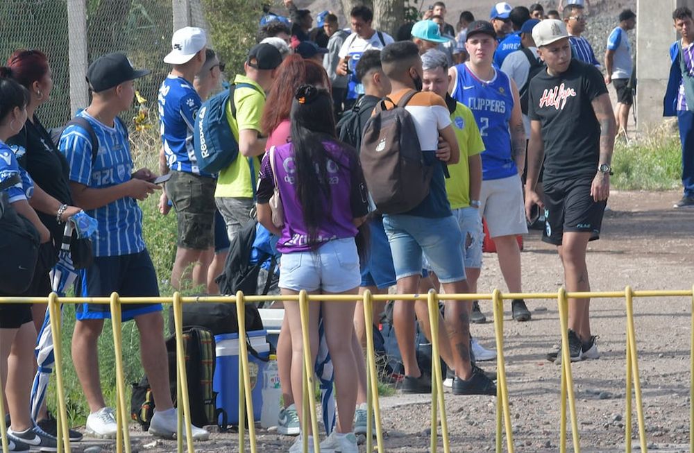Los hinchas de Godoy Cruz se juntaron temprano para emprender el viaje a San Luis. / Orlando Pelichotti