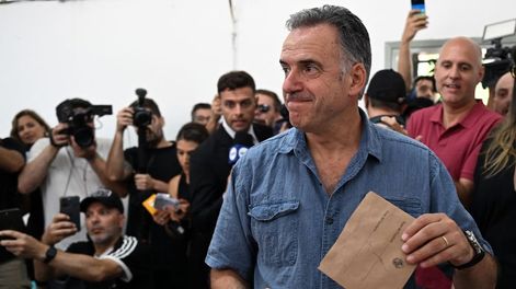 Los Andes | Yamandú Orsi ganó las elecciones en Uruguay, según proyecciones de escrutinio de encuestadoras. Foto: CNN