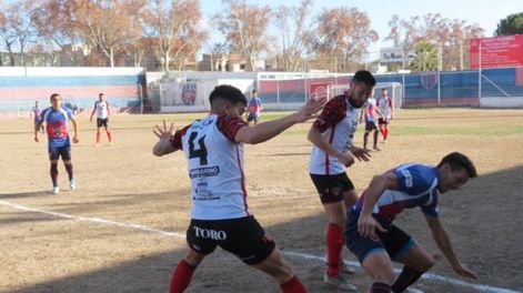 Los Andes | Con todo su oficio, Agustín Sanfilippo cubre el balón ante dos jugadores de Fadep. Talleres es único líder. / Foto: Gentileza Prensa Fadep.