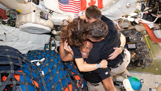 El emotivo abrazo de la tripulación de Artemis II al concluir su misión de orbitar la Luna.