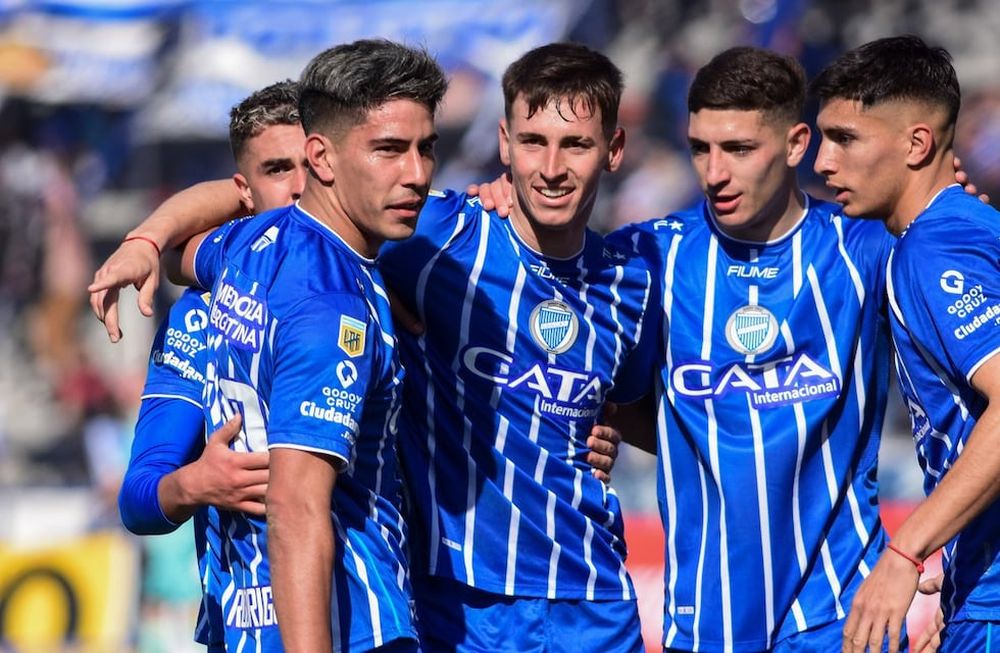 Abrazados a la ilusión. Salomón Rodríguez Salomon, Martin Ojeda (semi tapado), Tadeo Allende, Gonzalo Abrego y Ezequiel Bullaude, cinco futbolistas clave para el modelo de juego que propone la dupla Orsi-Gómez. Foto; Mariana Villa / Los Andes