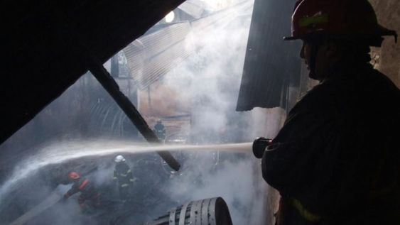  Gracias a la rápida intervención de la Policía y los Bomberos Voluntarios, el fuego fue controlado sin que se registraran daños en viviendas cercanas.