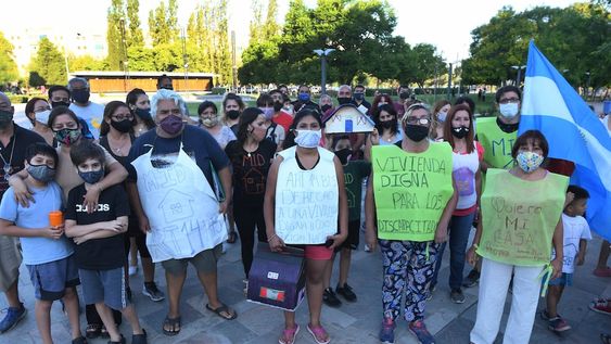 Durante días los manifestantes se turnaron para visibilizar el pedido. La municipalidad los desalojó por orden judicial. Foto: José Gutiérrez / Los Andes